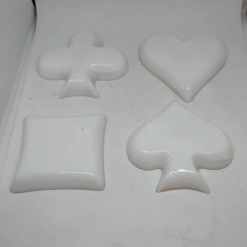Vintage-Set of 4 Milk Glass with Roses PLAYING CARDS NUT Snack Dishes - Picture 3 of 4